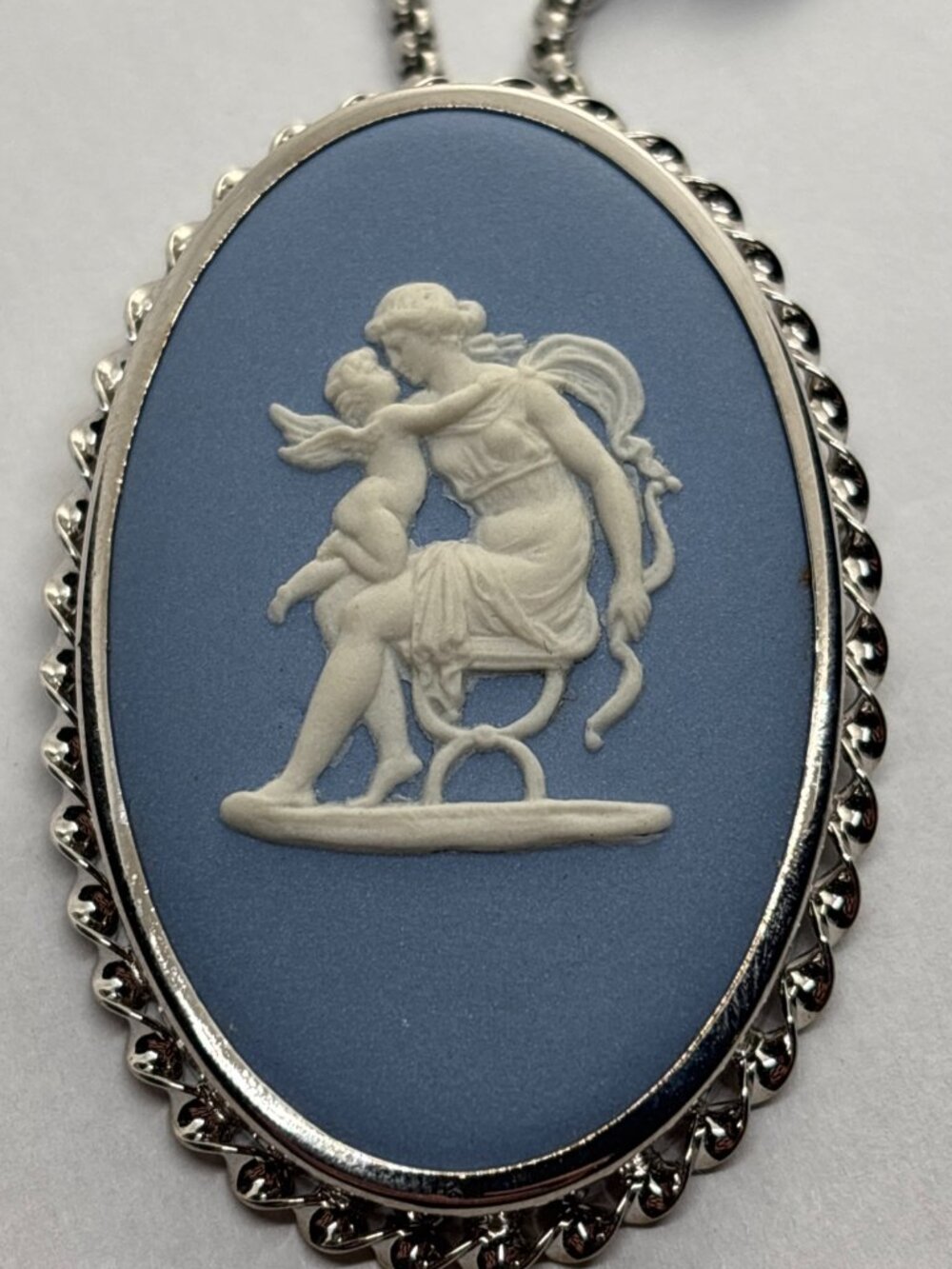 Wedgwood Blue Cameo Jasperwear Silver Tone Brooch / Pendant 1974 Vintage
